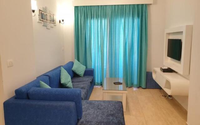 Apartment With Direct Access to Private Beach
