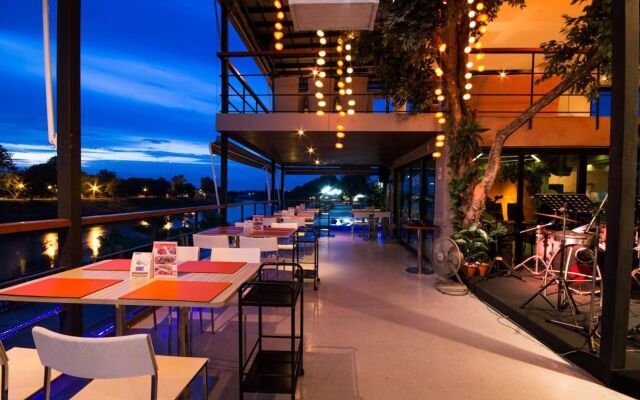 Dragon River Avenue Hotel