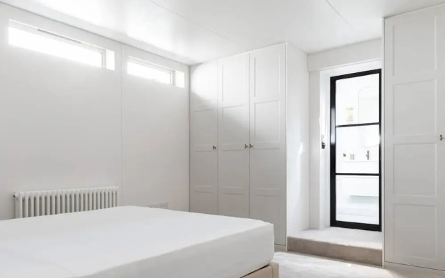 Cheyne Walk Houseboat by Onefinestay