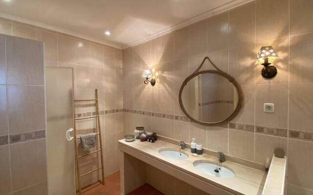 Charming 5-bed House in Granja