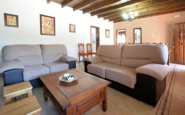 Spacious Villa in Sayalonga with Jacuzzi