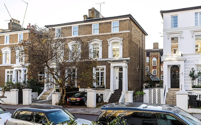Stylish Chelsea Flat With Luxe Comfort & Charm