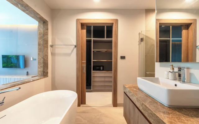 Near Beach & Famous Boat Ave V217