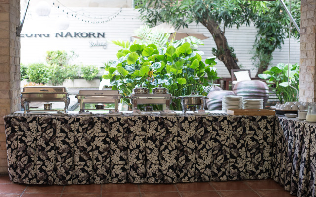 Feung Nakorn Balcony Rooms and Cafe