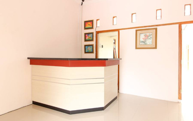 RedDoorz near Balekambang City Park