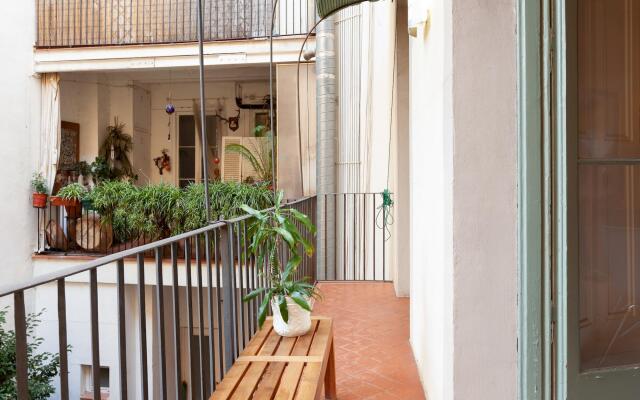 GAUDIR 6 · Soft and bright apartment w/terrace in Eixample
