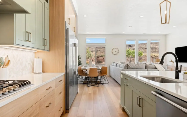 Green Acres 8 Bedroom Townhouse