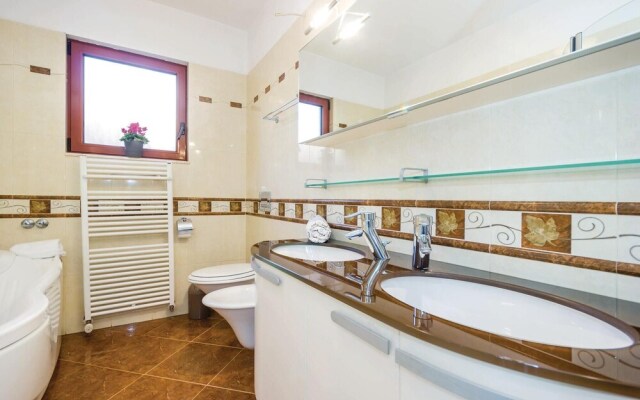 Beautiful Home in Rijeka With Wifi and 5 Bedrooms