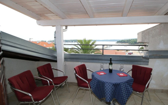 Apartments and rooms Eugenia