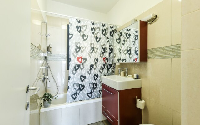 Stylish 3-BR Apt w Balcony and Parking