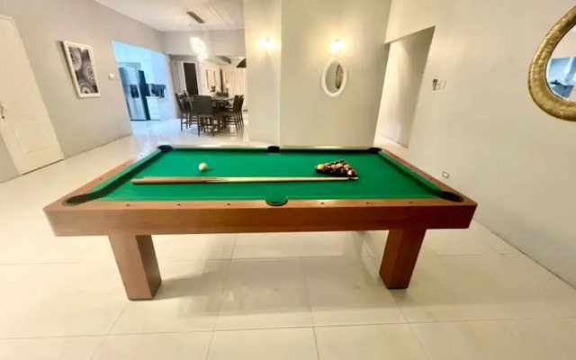 Pool and Jacuzzi Vacation Home