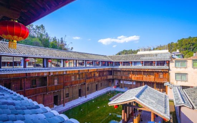 Yongding Earth Building Duilu · Shengheng Building World Heritage Home Stay – Outside – Longyan