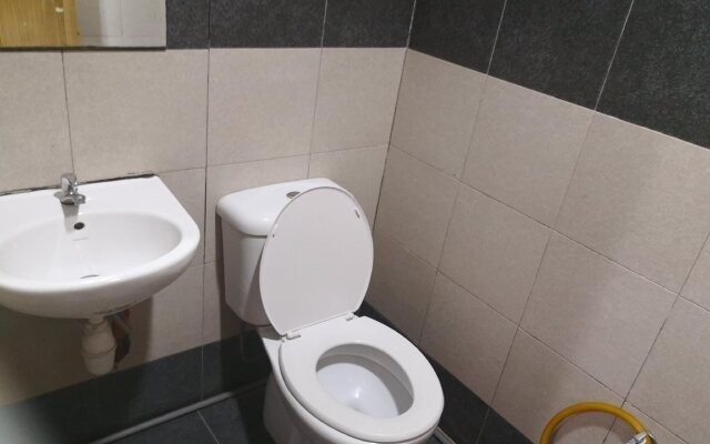 OYO 89585 Hotel Happy Inn