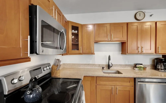 Deluxe Ocean View Condo on 31st Floor - Free Parking & Wifi! by Koko Resort Vacation Rentals