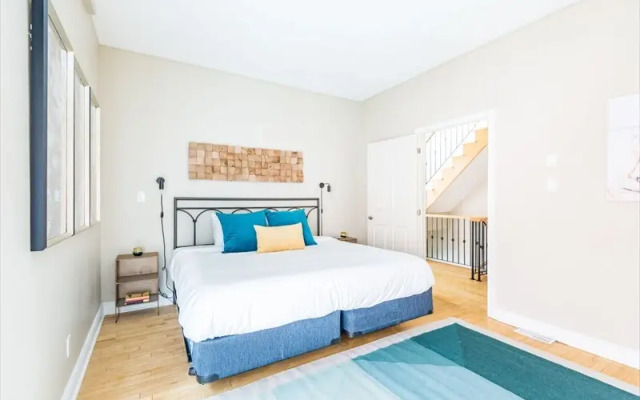 Bright 3BR in Church Yonge Corridor by Sonder