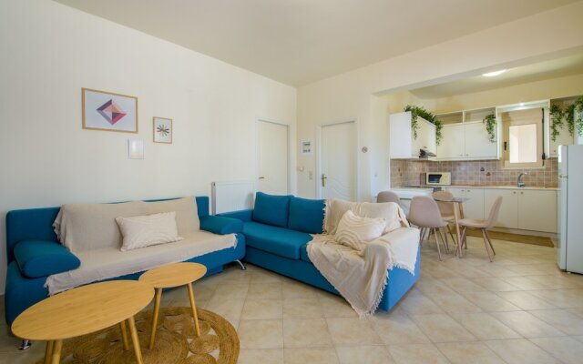 Dione Apartment with Terrace near Kalathas beach