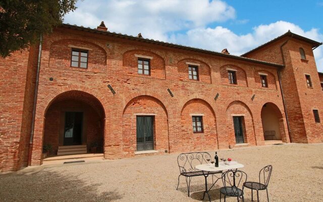 Quaint Farmhouse in Montepulciano with Pool