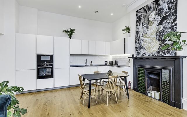 Vibrant 2-bed Flat: Acton's Best Stay!