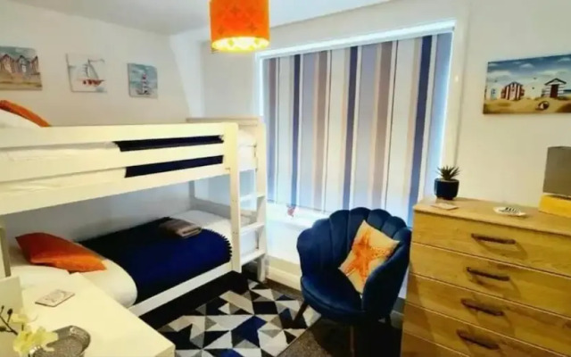 2bdr- sea Breeze - Family Friendly- Parking-int