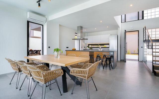 Sea View 4 Bedroom Villa With a Heated Pool