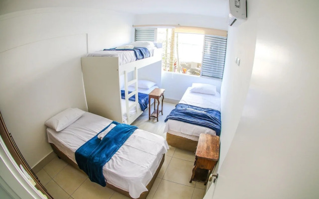 Pé na areia do Guarujá - Praia do Tombo (F)