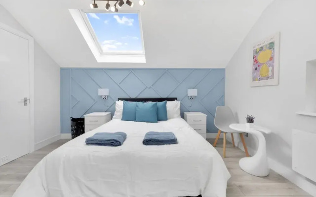 Stylish 4-bed Apartment - Parking & Central Links