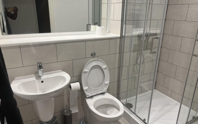 Charming 2-bed Apartment in Salford Newly Built