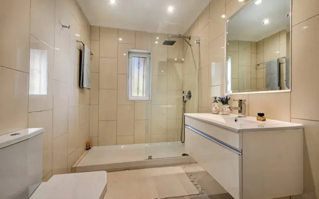 4 Bedrooms Private Pool Close To All Amenities