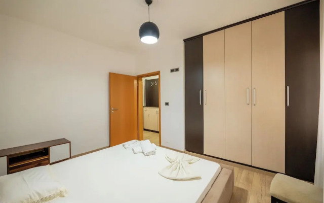 Tirent Apartment - Spacious 2-Bedroom Stay Near Liqeni i Thatë