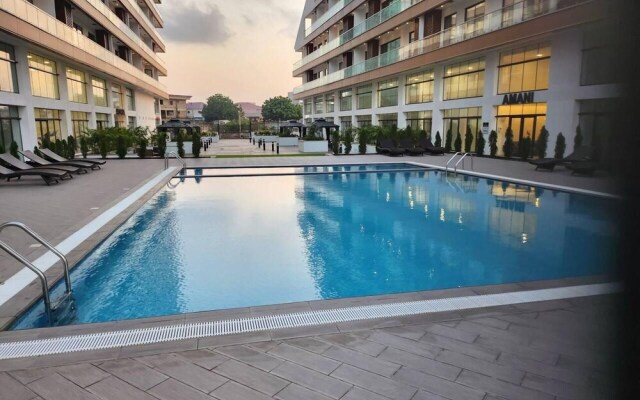 Elegant & Luxury Gem-5 Star Location -pools, Gym!