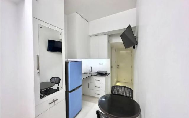 250 sqft 2 Studio Apt Pool and Sauna