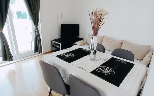 Cute apartment in stone house near sea