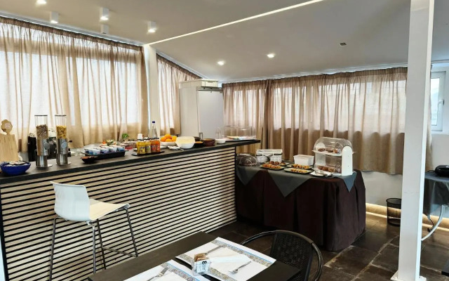 8room Hotel