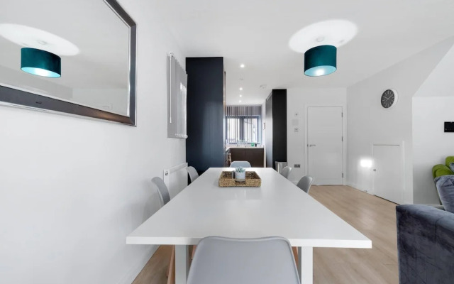 Spacious 4bedroom House-01 in Farnham Royal Slough