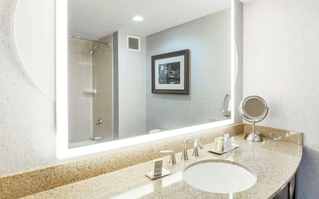DoubleTree by Hilton Austin - University Area