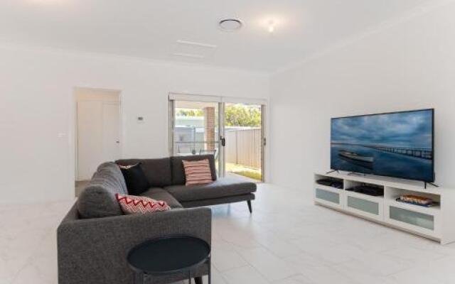5 Bent Street - huge house with Foxtel & Aircon
