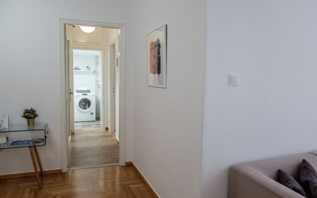 Comfortable 2BD apartment next to Megaro