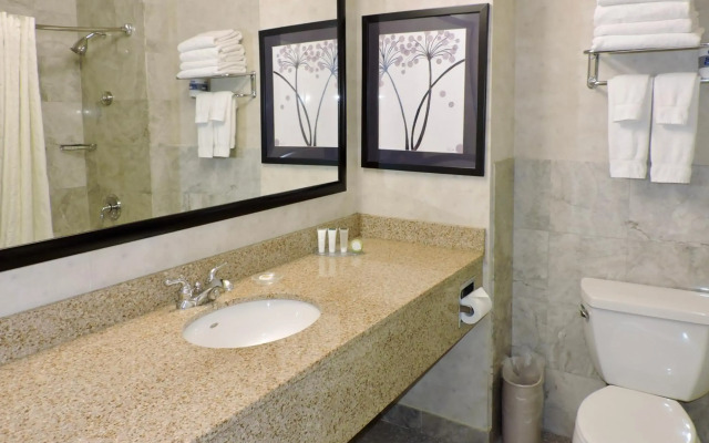 Marco LaGuardia Hotel & Suites