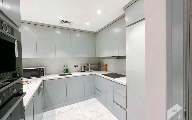 Luxurious Apartment With Iconic Burj View