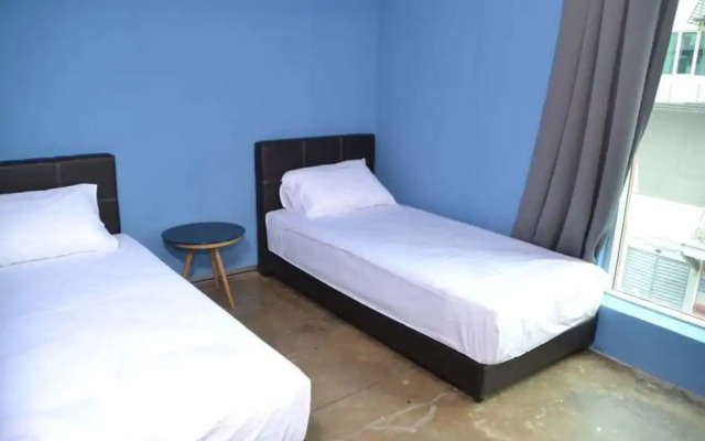 Spot on 89956 the Blue Malacca