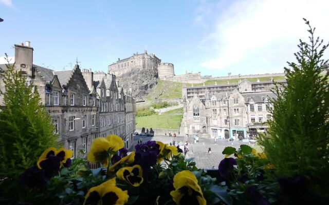 The Wee Palace by the Castle