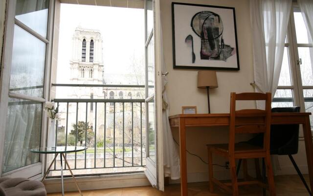 Studio with View of Notre Dame (139)