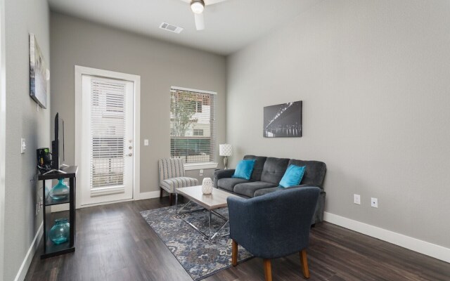 1 BR and 2 BR near Downtown by Frontdesk