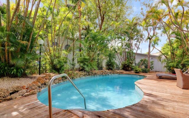 Modern & Fashionable Apartment w/Pool and Garden