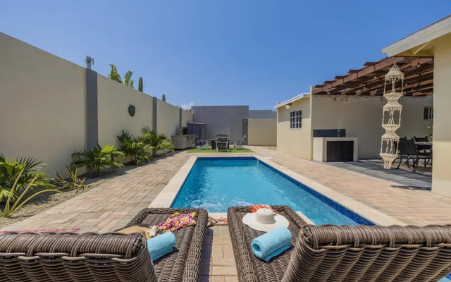 Beautiful 3br4ba Amazing Location w Private Pool