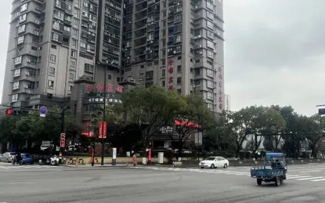 Longjin Business Hotel