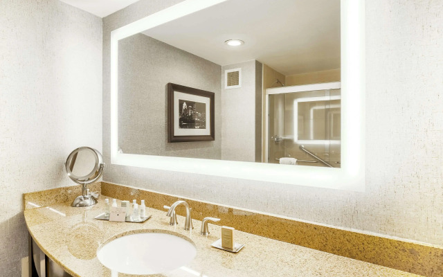 DoubleTree by Hilton Austin - University Area
