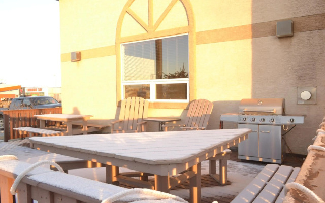 Aurora Park Inn & Suites