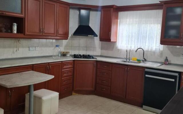 Ayorgiev 3 Bedroom Cosy House