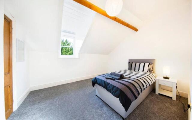 Clifton Spacious 3 Bed Apt & Parking-Simply Check In
